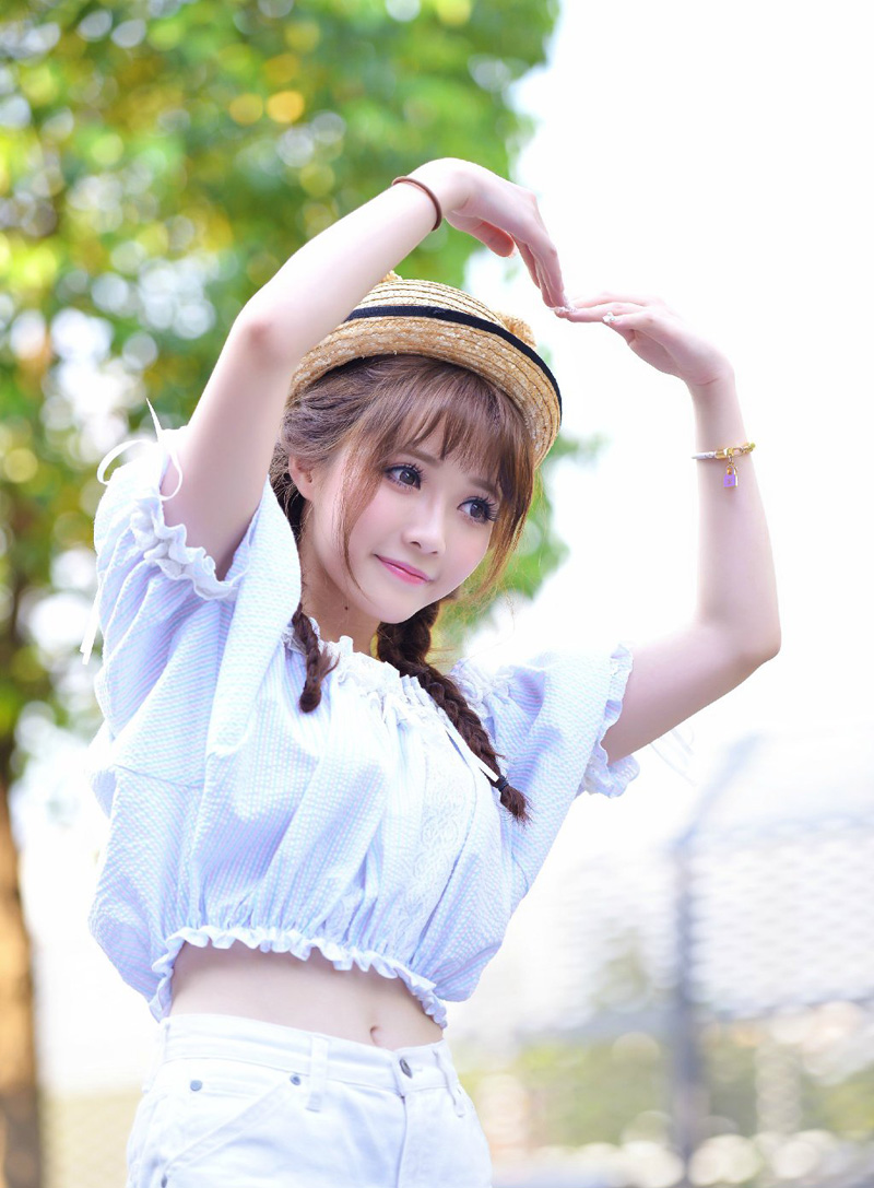 春是场无尽旅途，欢声笑语，踯躅彷徨，走过的是岁月，路过的是迷茫。向前，是希望极光;回首，是悠长深巷，拿着车票继续风雨兼程，又何妨?